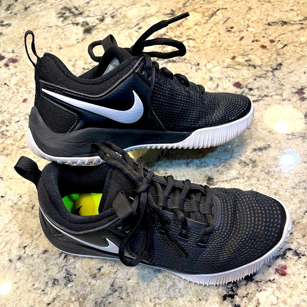 Nike Zoom Volleyball Shoes Black/White Sz 6 WMS EUC